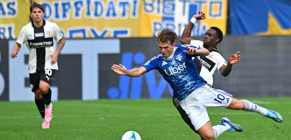Jugador de Como cae durante el partido contra Parma