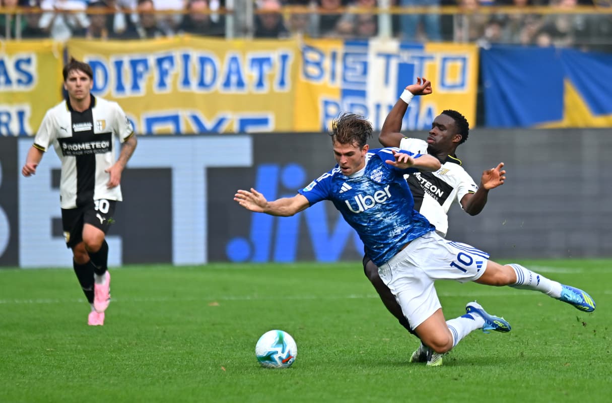 Jugador de Como cae durante el partido contra Parma