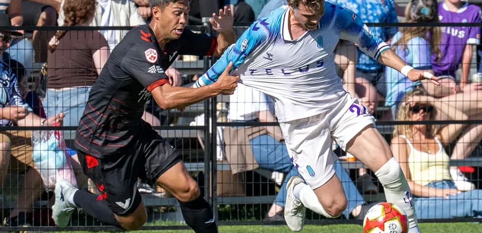Jugador de Vancouver FC en acción contra Pacific FC