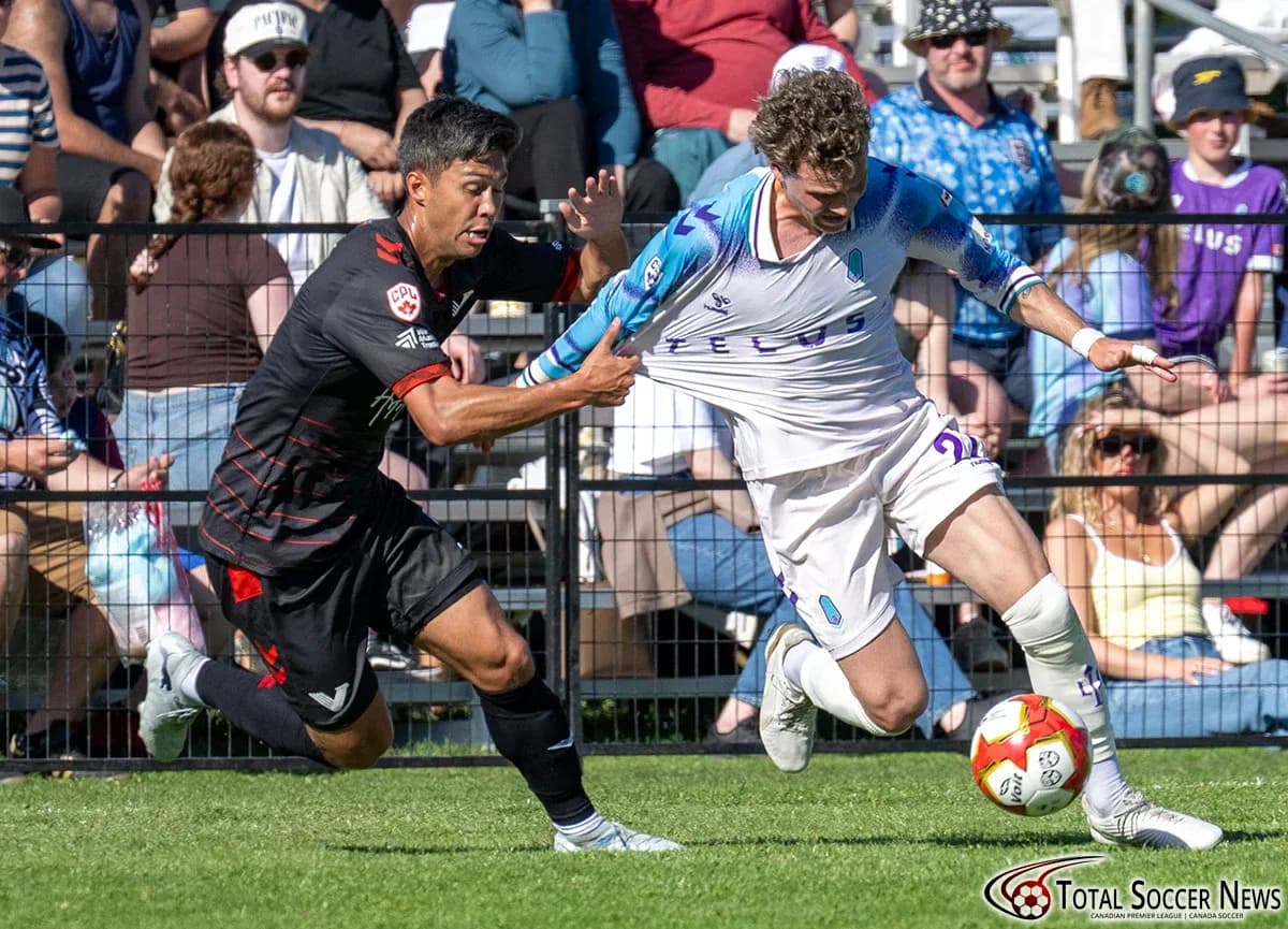Jugador de Vancouver FC en acción contra Pacific FC