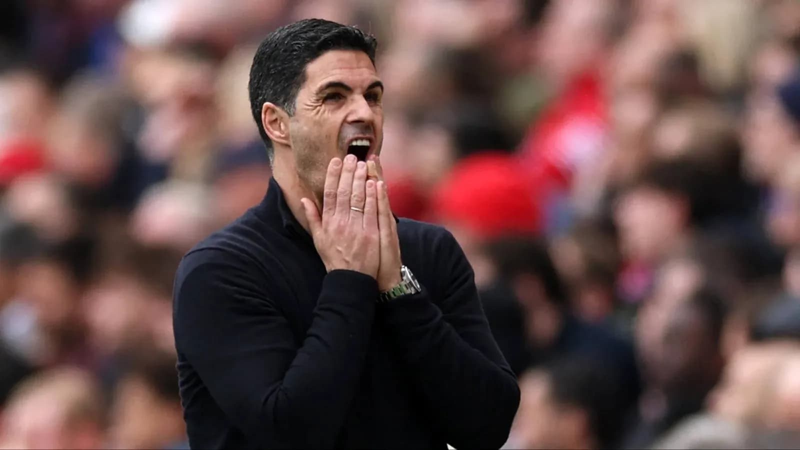 Entrenador gesticulando durante un partido de fútbol