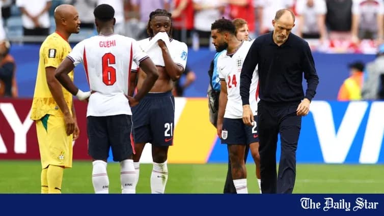 Jugadores de Inglaterra en el campo tras el partido