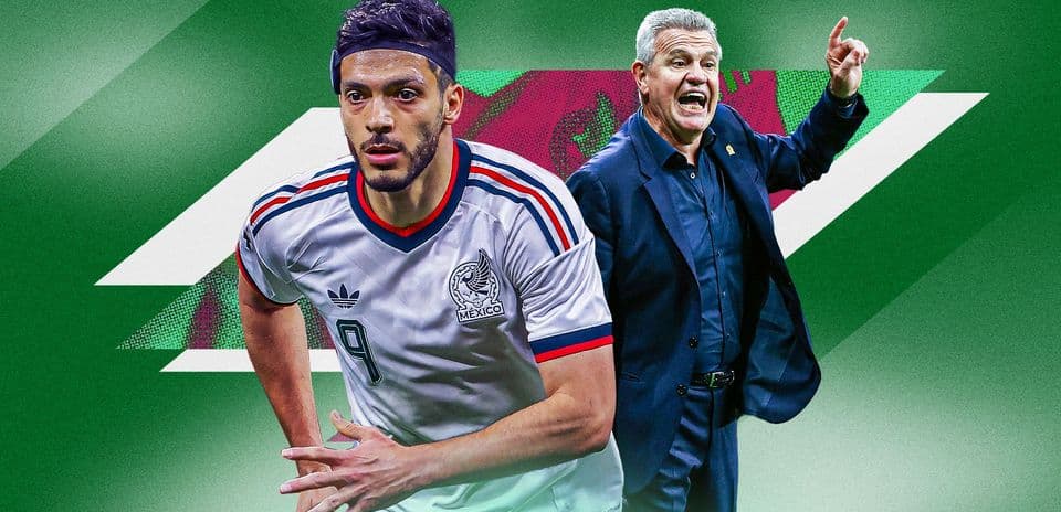 Jugador de México corriendo con entrenador dirigiendo