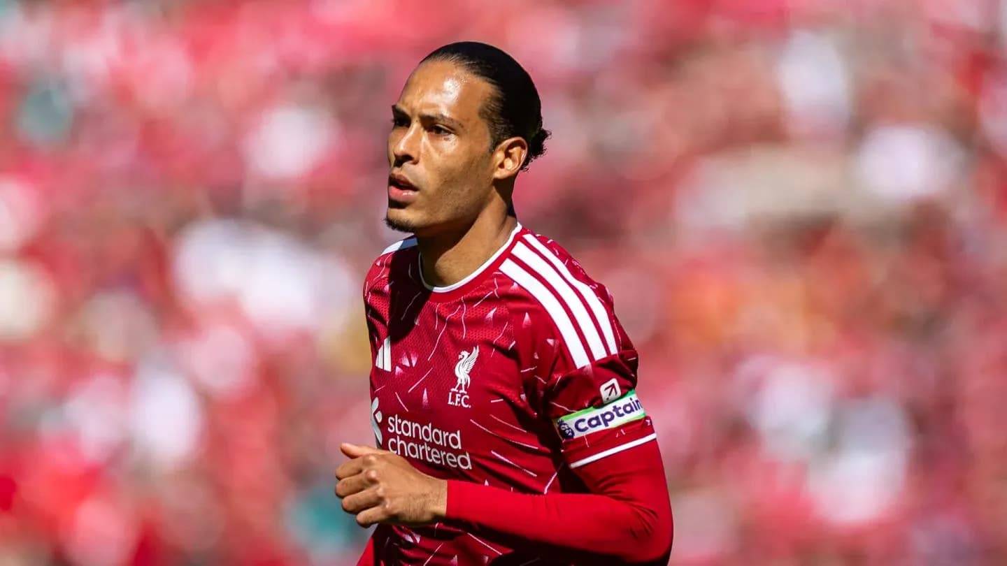 Jugador de Liverpool corriendo en el campo
