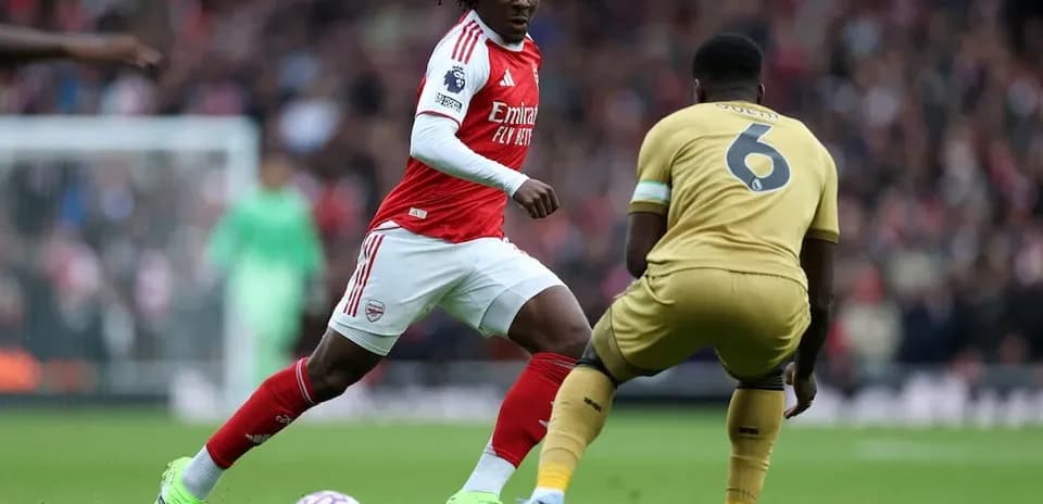 Jugador de Arsenal eludiendo a un defensor