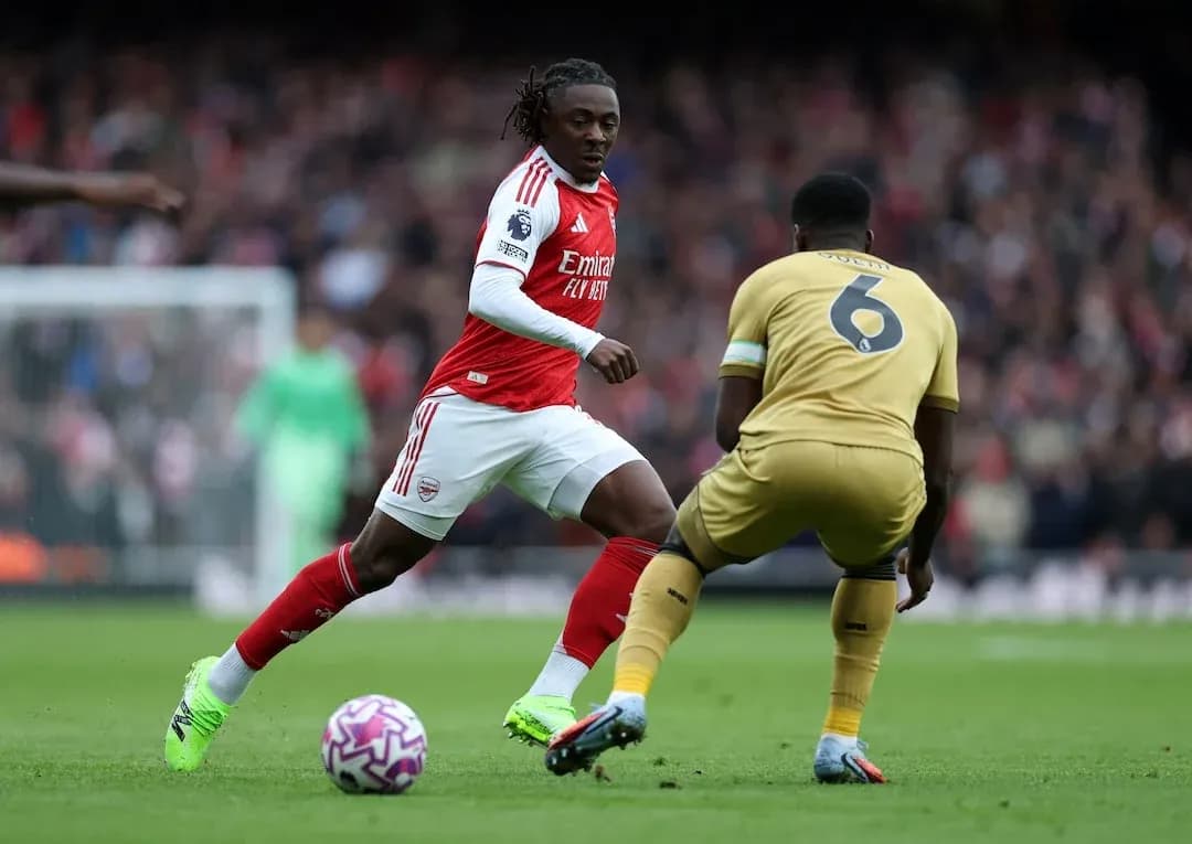 Jugador de Arsenal eludiendo a un defensor