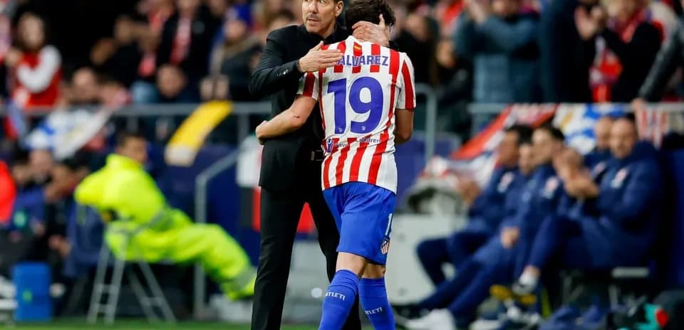 Entrenador abraza a jugador tras el partido