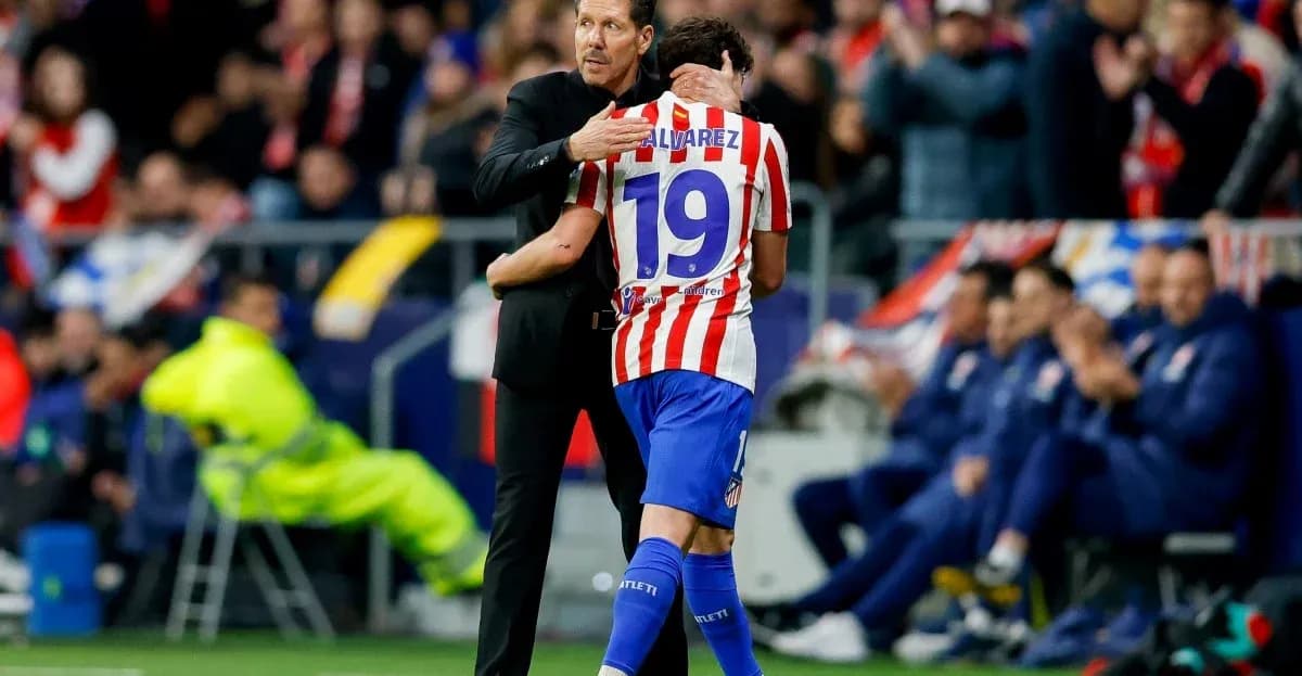 Entrenador abraza a jugador tras el partido