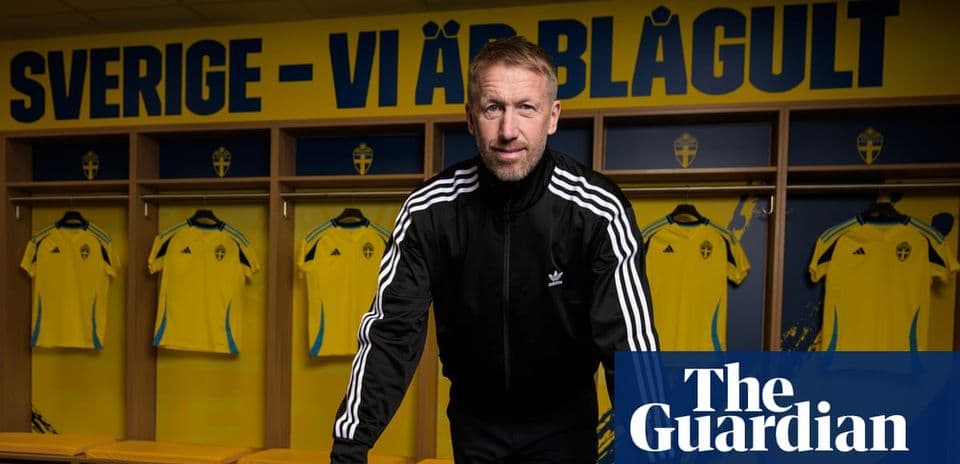 Entrenador en vestuario con camisetas de Suecia