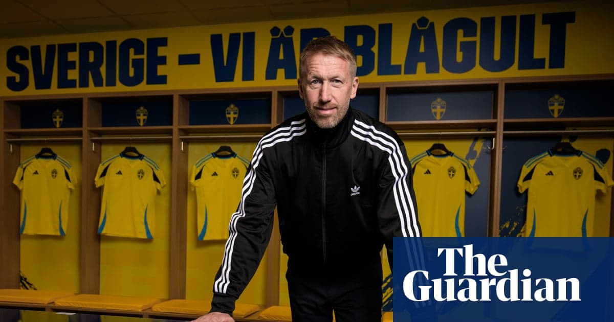 Entrenador en vestuario con camisetas de Suecia
