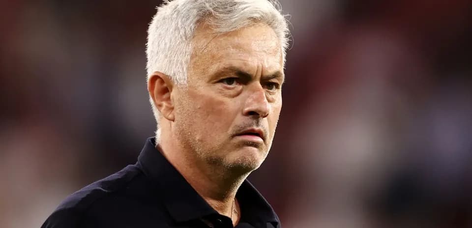 Entrenador observando el juego desde la línea de banda