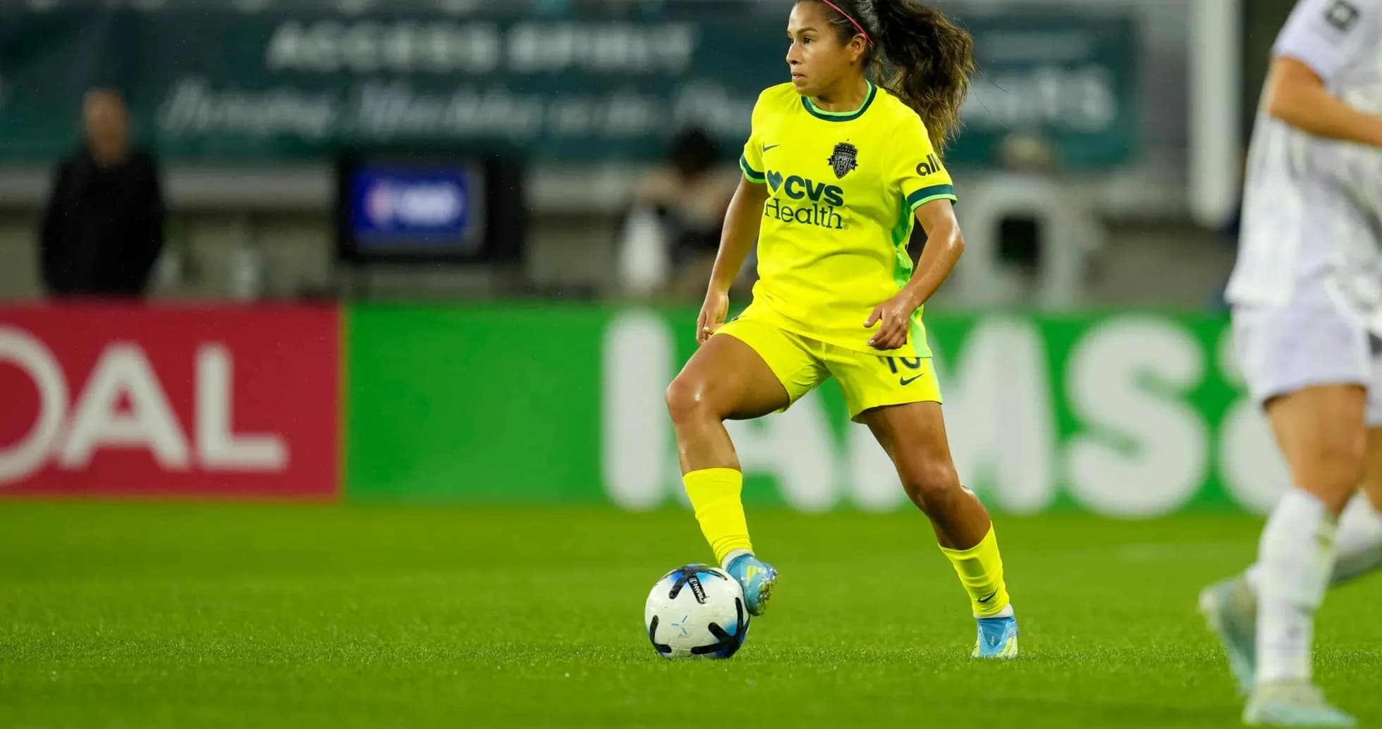 Jugadora de Seattle Reign FC controlando el balón