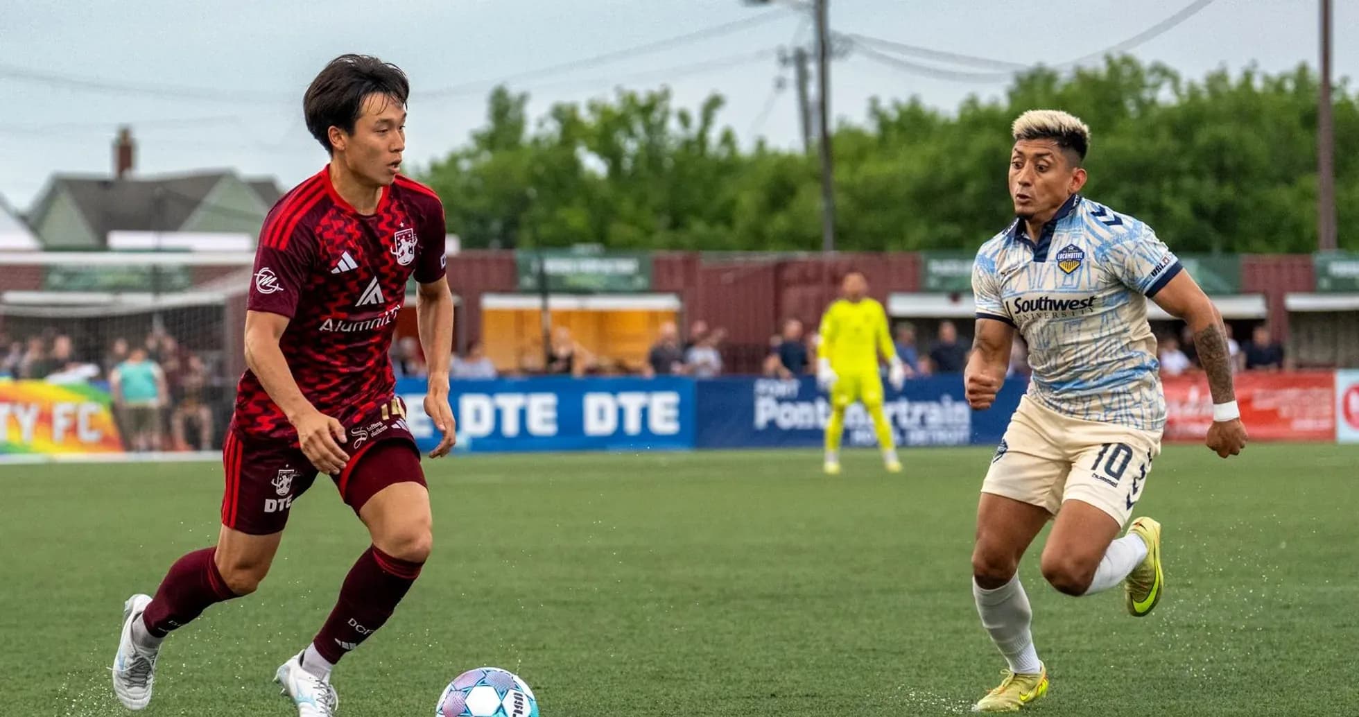 Jugadores de Sporting JAX y Detroit City en acción