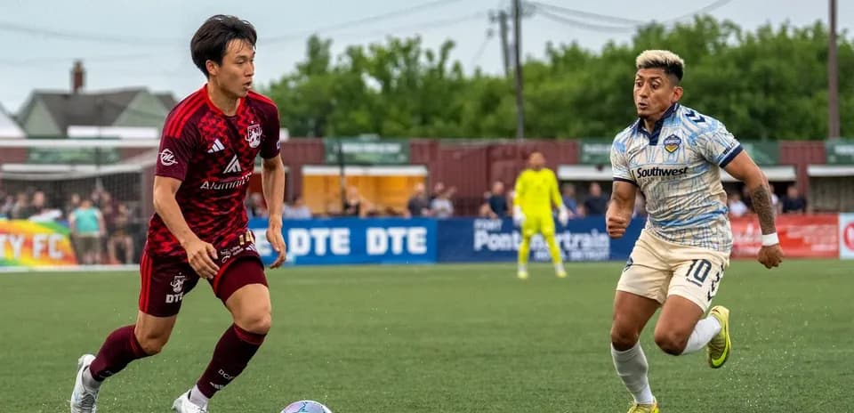 Jugadores de Sporting JAX y Detroit City en acción
