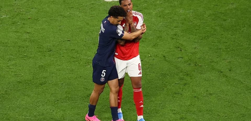 Dos jugadores abrazándose en el campo de fútbol