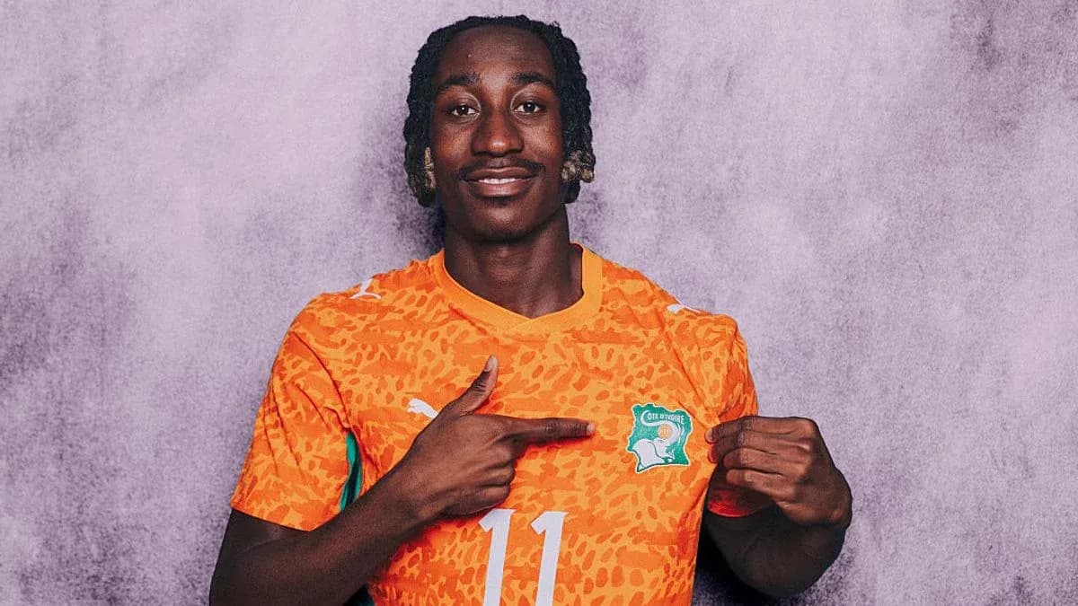 Jugador señalando el escudo de Côte d'Ivoire en camiseta
