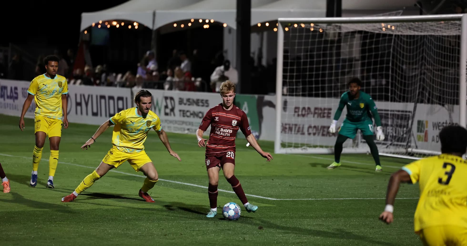 Jugador de Sacramento Republic en acción durante el partido