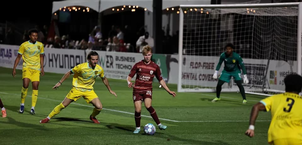 Jugador de Sacramento Republic en acción durante el partido