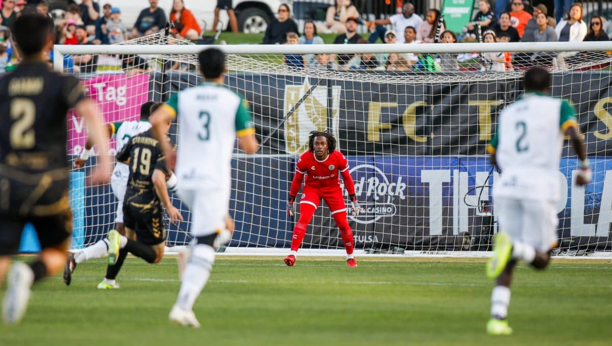 Portero en acción durante el partido de fútbol