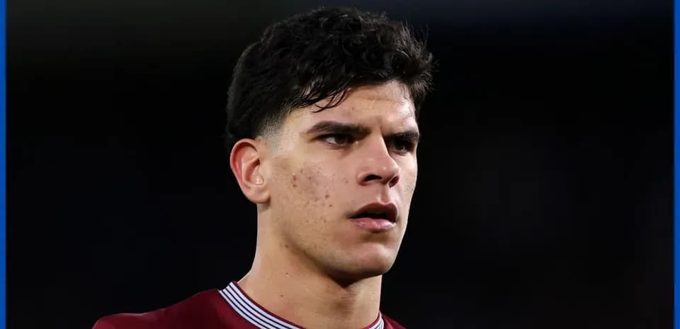 Jugador con camiseta granate en primer plano