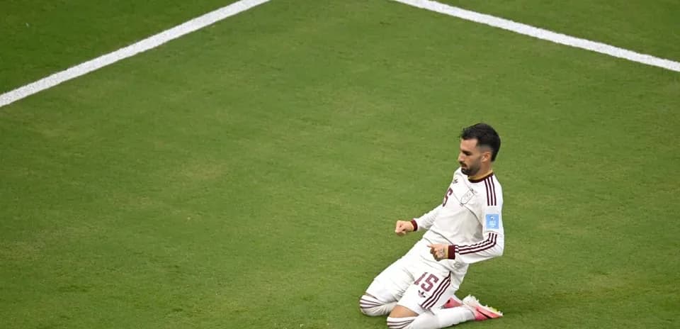 Jugador celebrando en el campo de fútbol