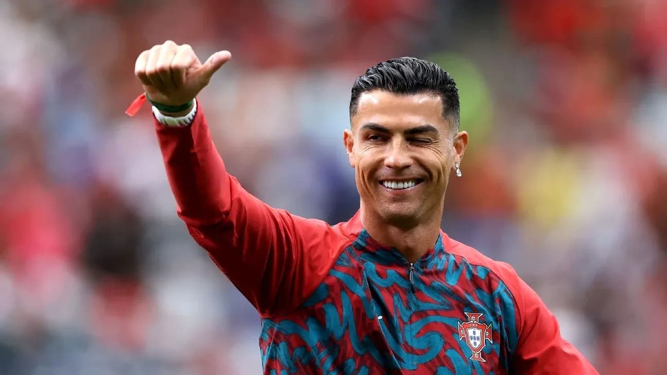 Cristiano Ronaldo saludando en el campo de juego