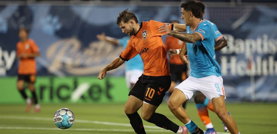 Jugadores de Miami FC y Orange County SC en acción