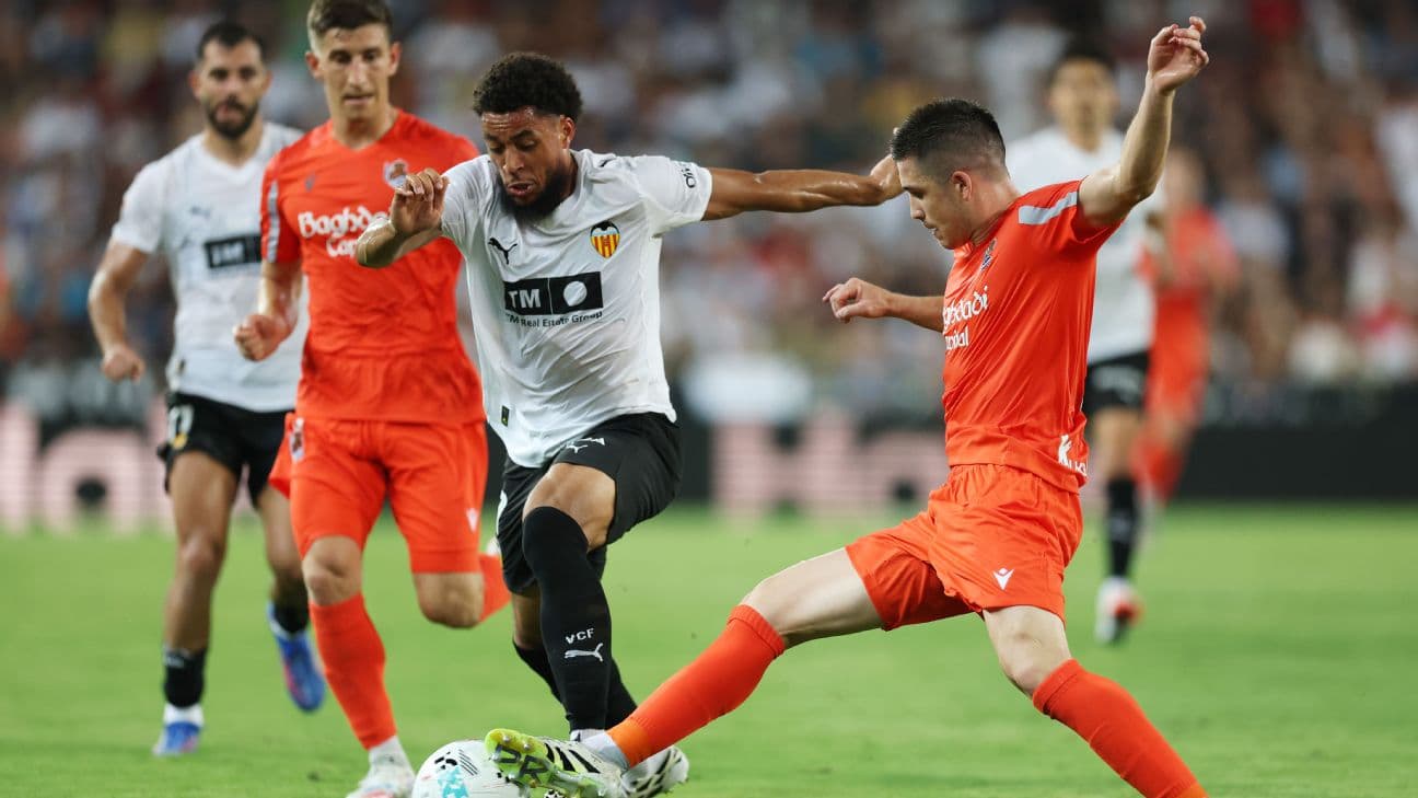 Jugadores de Valencia y Real Sociedad en acción