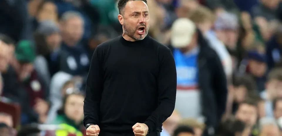 Entrenador gesticulando en la línea de banda