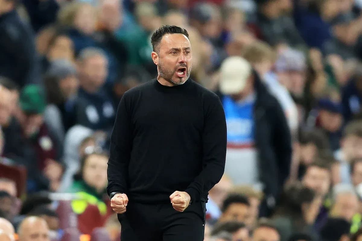 Entrenador gesticulando en la línea de banda