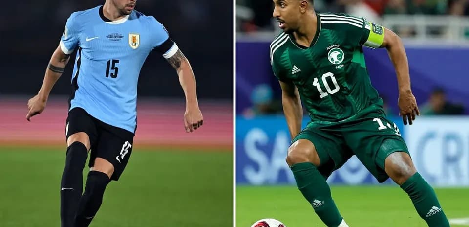 Jugadores de Arabia Saudita y Uruguay en partido