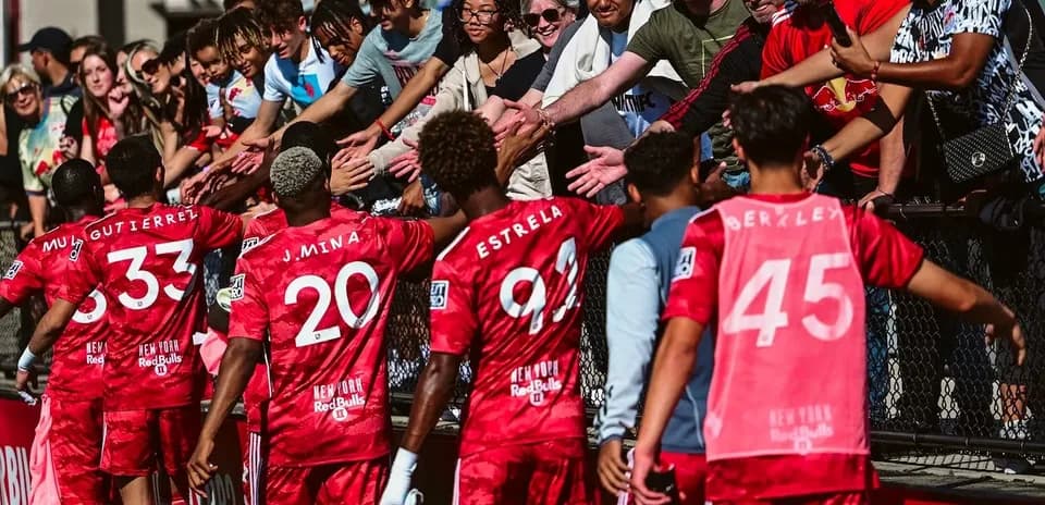 Jugadores de New York Red Bulls saludando a aficionados