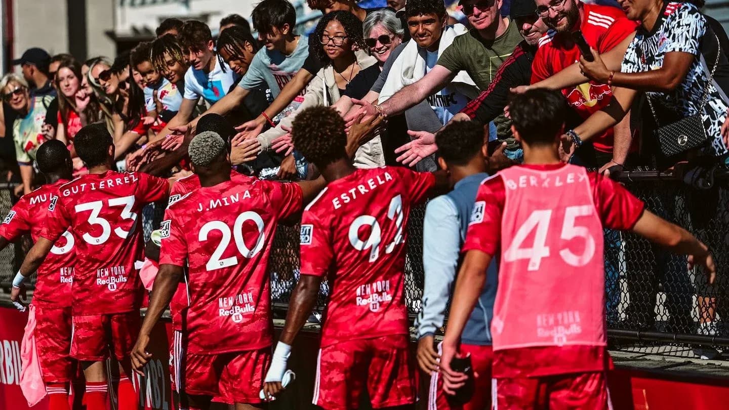 Jugadores de New York Red Bulls saludando a aficionados