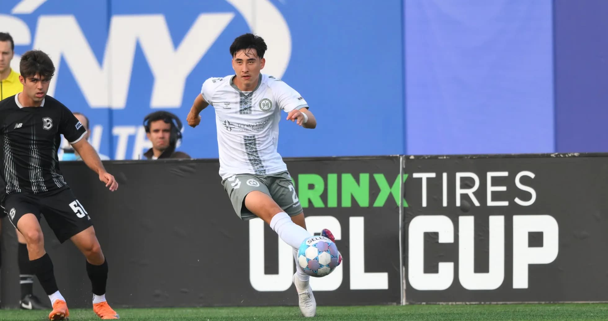 Jugador de Hartford Athletic controlando el balón
