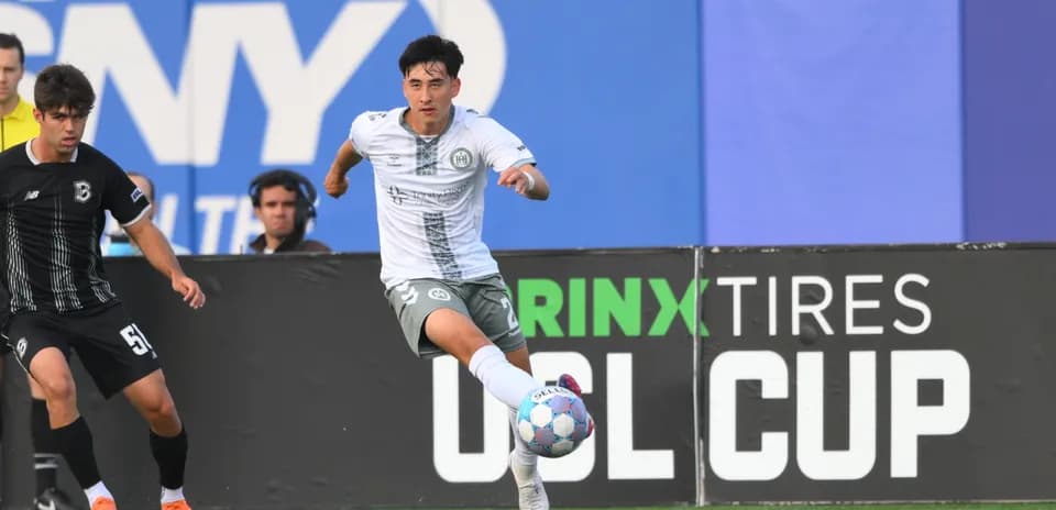 Jugador de Hartford Athletic controlando el balón