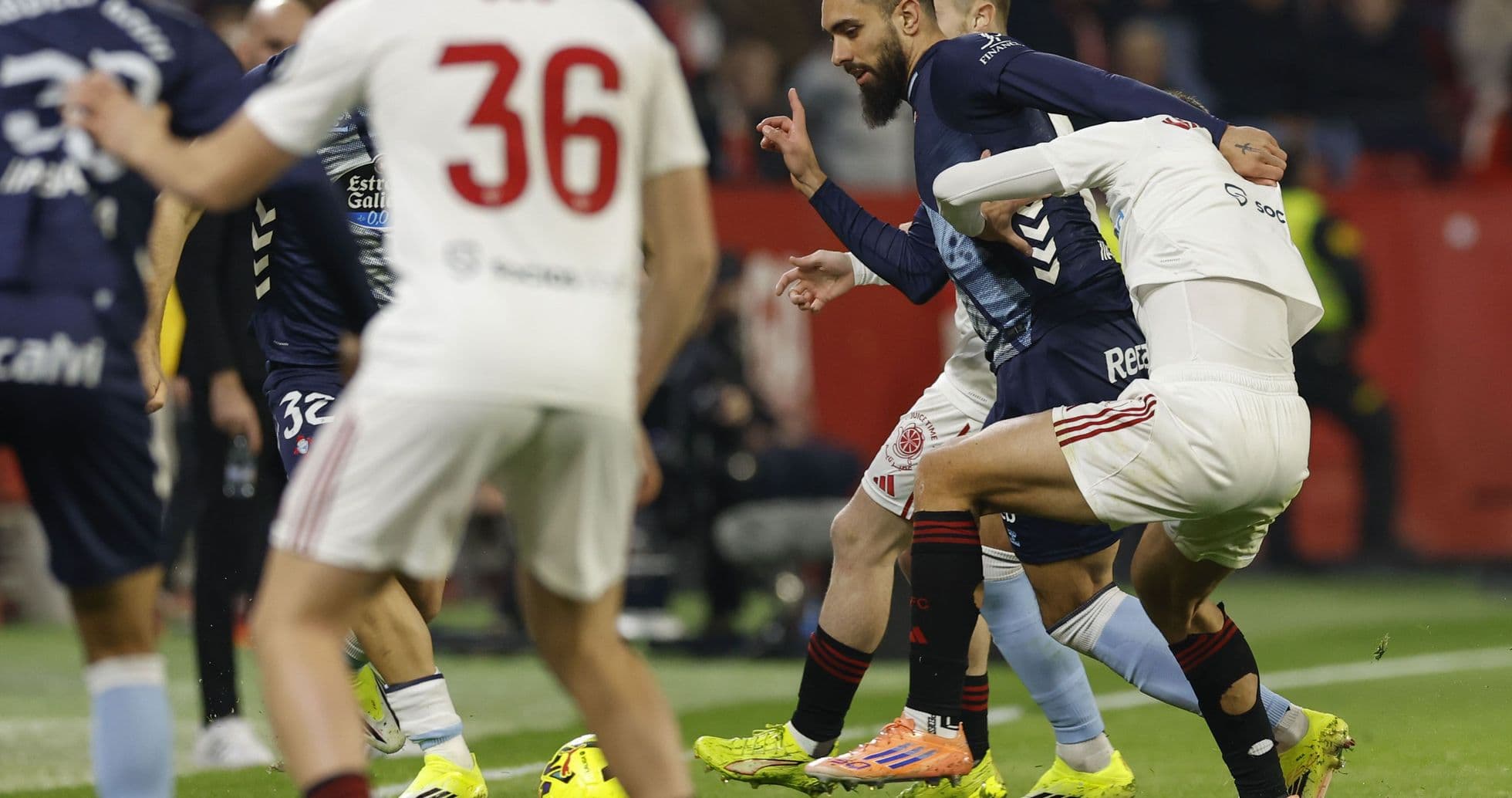 Jugadores de Celta Vigo y Sevilla en acción