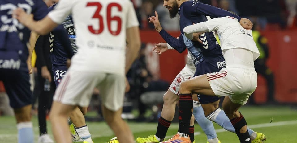 Jugadores de Celta Vigo y Sevilla en acción