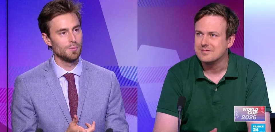 Dos comentaristas discutiendo sobre la Copa Mundial 2026