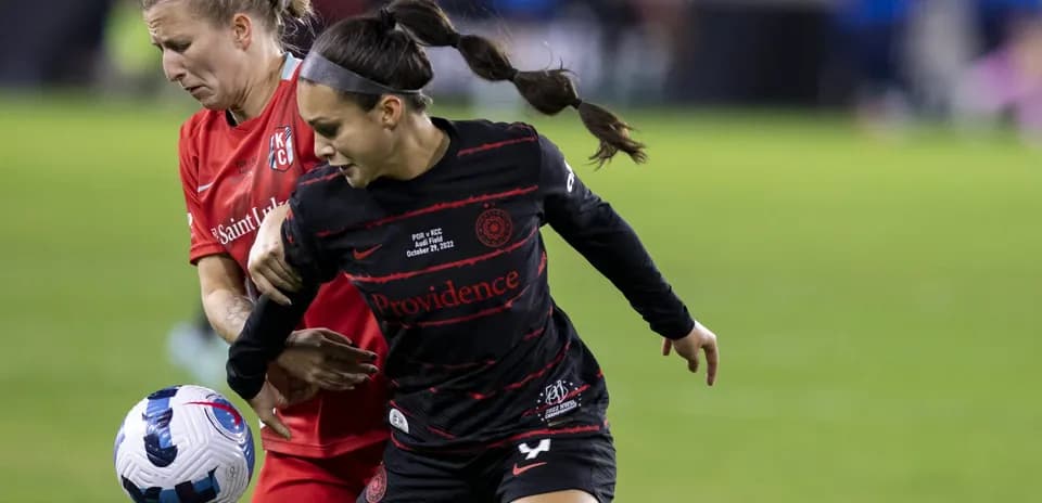 Dos jugadoras compitiendo por el balón en el partido