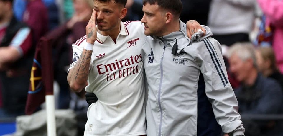 Jugador de Arsenal siendo ayudado por el personal médico