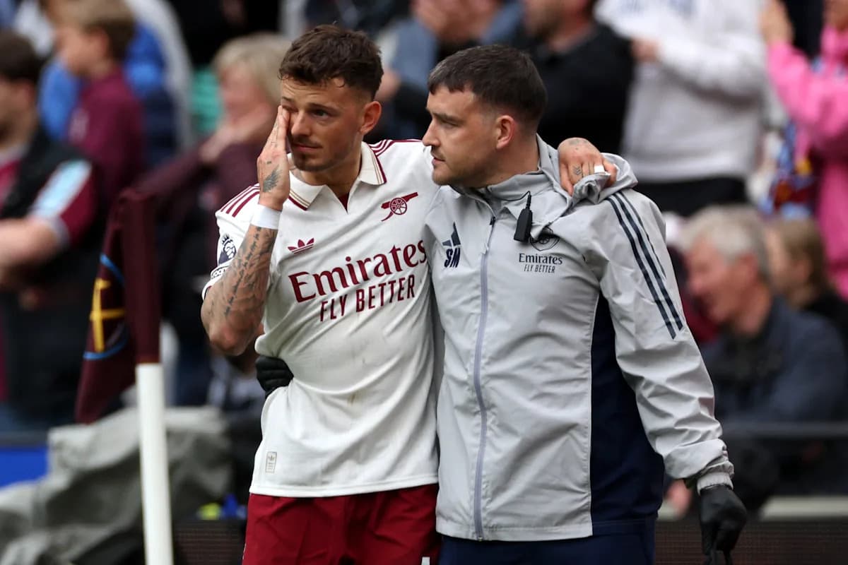 Jugador de Arsenal siendo ayudado por el personal médico