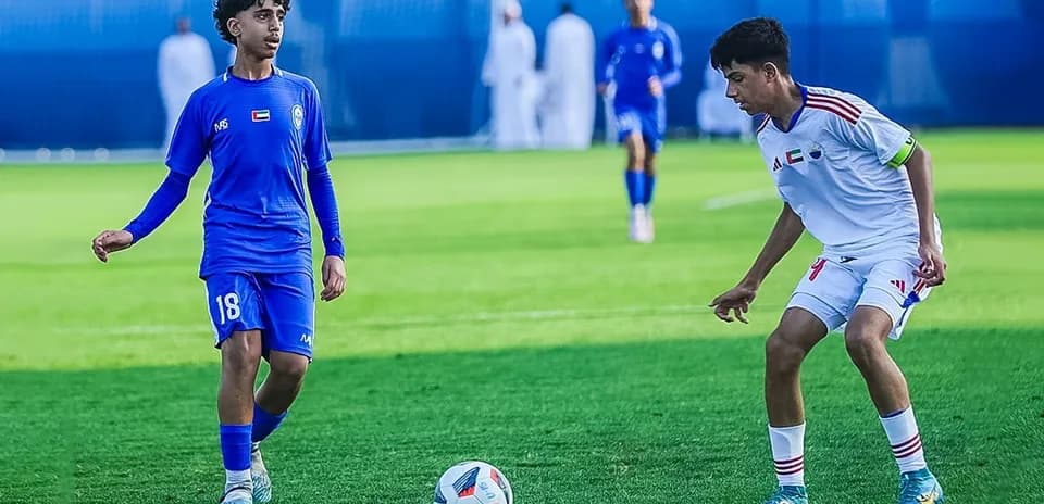 Jugadores de Al Nasr y Shabab Al-Ahli en el campo