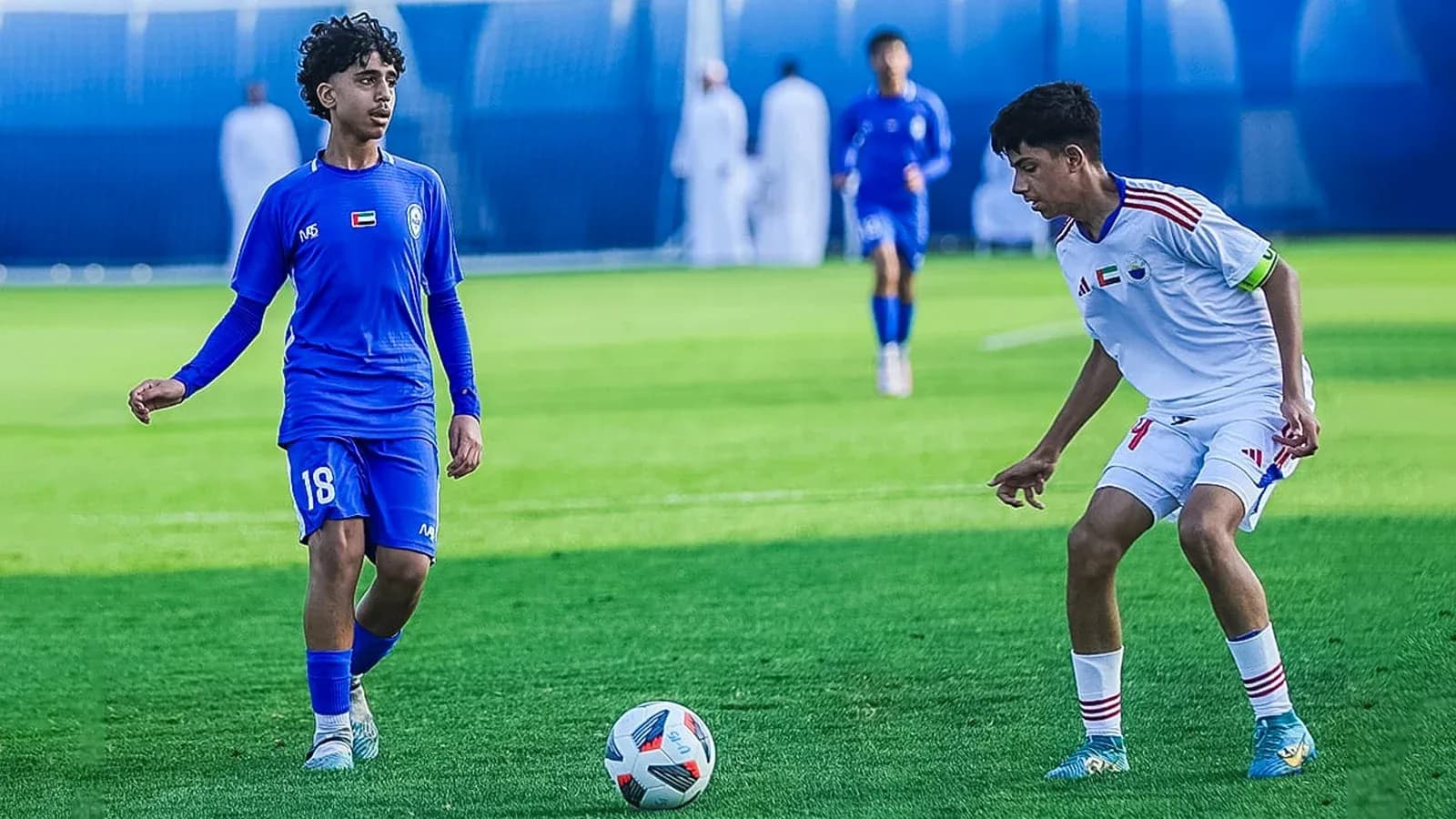 Jugadores de Al Nasr y Shabab Al-Ahli en el campo