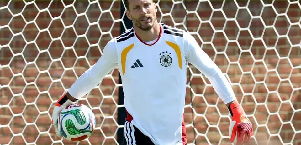 Portero sosteniendo balón en campo de entrenamiento
