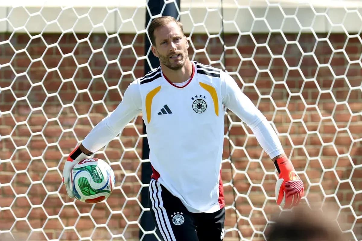 Portero sosteniendo balón en campo de entrenamiento