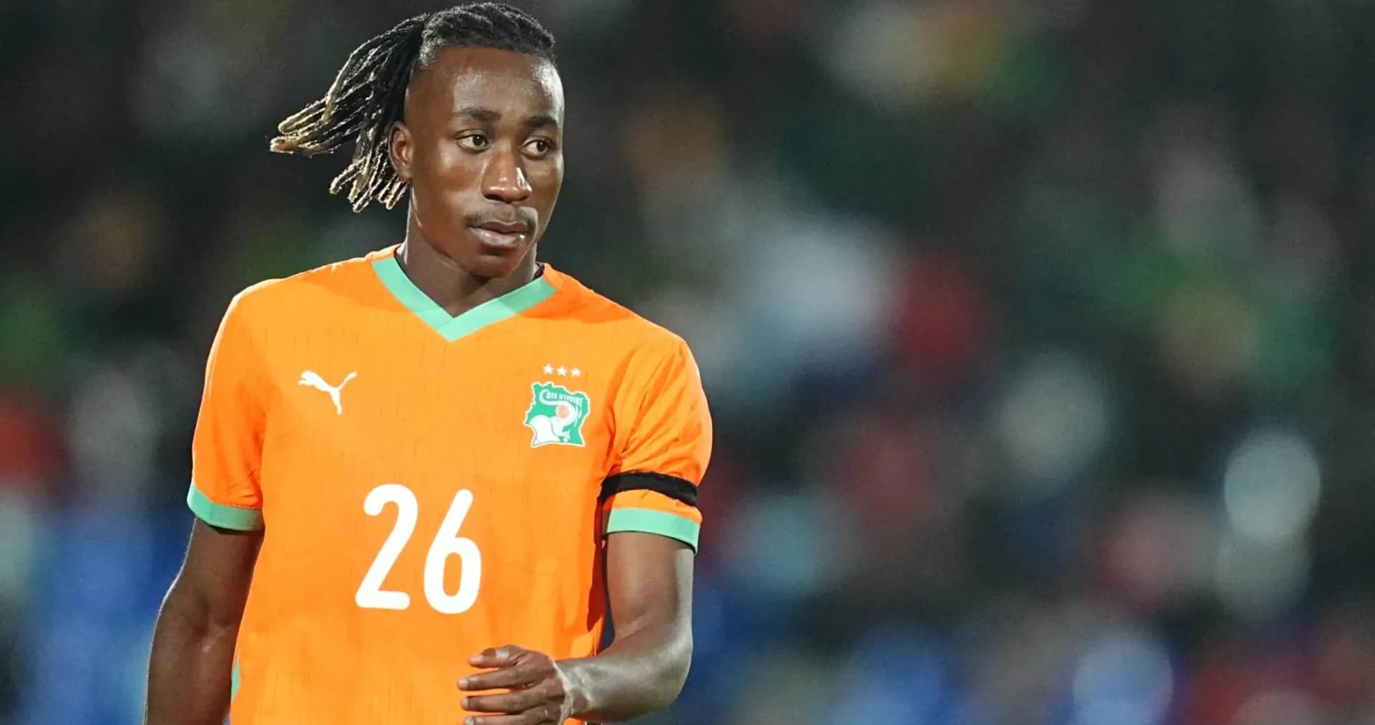 Jugador de Costa de Marfil con camiseta naranja