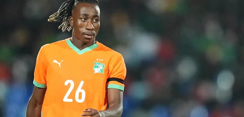 Jugador de Costa de Marfil con camiseta naranja