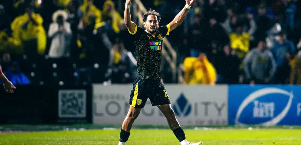 Jugador de New Mexico United celebrando en el campo