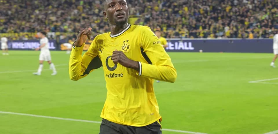 Jugador de Borussia Dortmund celebrando un gol en el campo