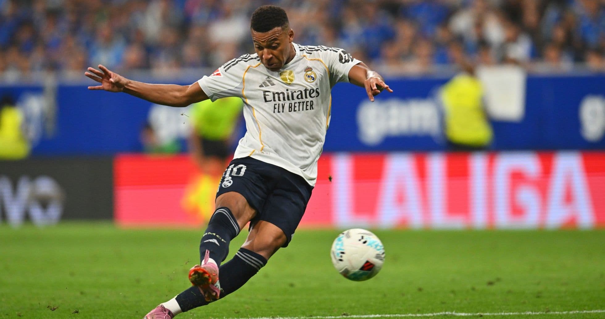 Jugador de Real Madrid pateando el balón